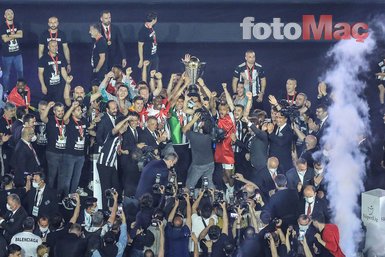 Son dakika spor haberi: Beşiktaş şampiyonluk kupasını böyle kaldırdı BJK spor haberi