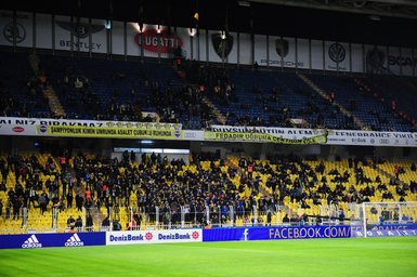 Fenerbahçe tribünlerinden istifa çağrısı!