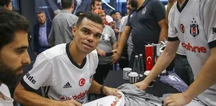Pepe çocuklara imza dağıttı