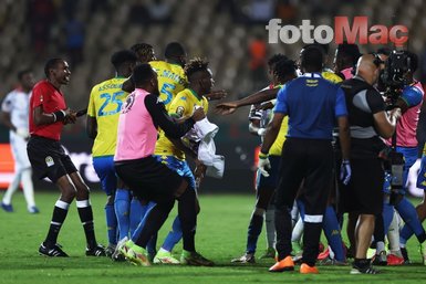 Tetteh ve Boupendza birbirine girdi! Afrika Uluslar Kupası’nda yumruklar havada uçuştu