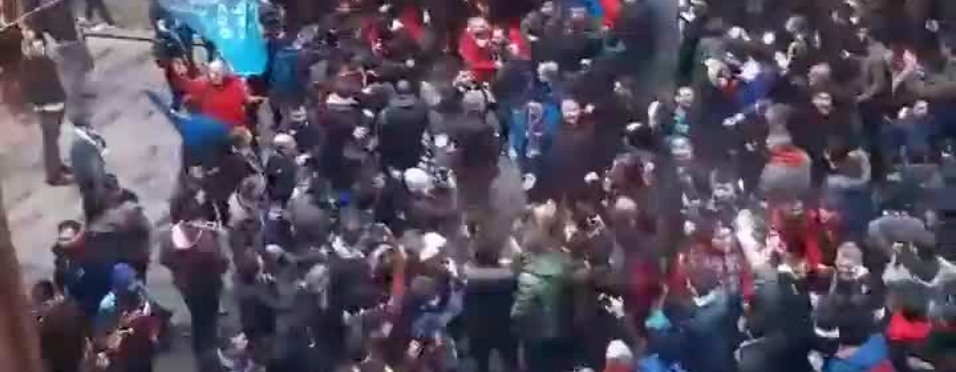 Trabzonspor taraftarı GS Store'a saldırdı