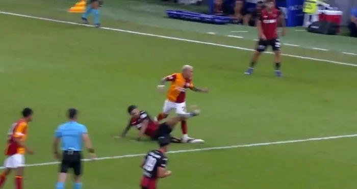 galatasaray-macinda-penalti-itirazi-1786734575259.jpg
