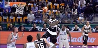 Sassari’yi üçlükle yıktı