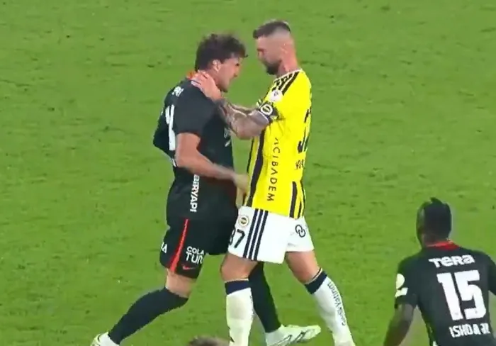fenerbahce-besiktas-derbisinde-saha-karisti-1788632364948.jpg Kadıköy’de tansiyon yükseldi! Derbide Vlahovic ve Skriniar birbirine girdi - 2