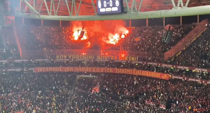 vincic-galatasaray-fenerbahce-derbisini-durdurdu-iste-tribunlerden-o-goruntu-1740421471529.png