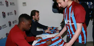 Trabzonsporlu oyuncular imza gününe katıldı