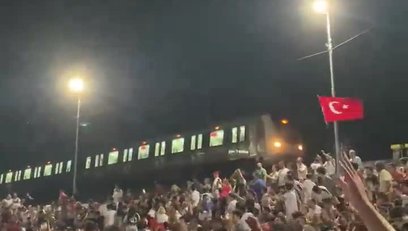 >Marmaray'dan Avusturya - Türkiye maçını izledi!