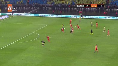 Talisca karşı karşıya kaçırdı! İşte o anlar