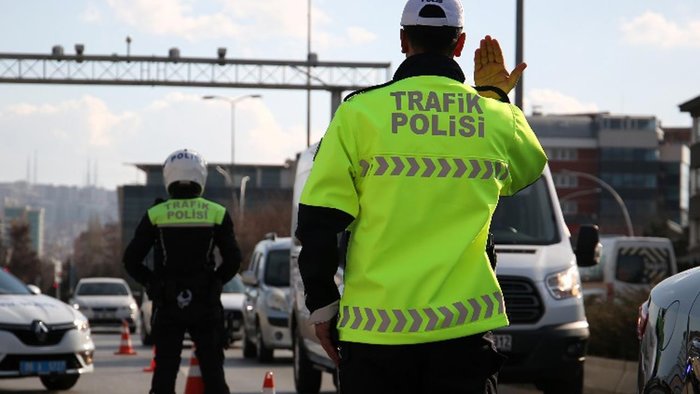 2023-trafik-cezalari-ne-kadar-oldu-kirmizi-isikta-gecmek-hiz-sinirini-asmak-kemer-takmamak-drift-atmak-cezasi-1668429118404.jpeg