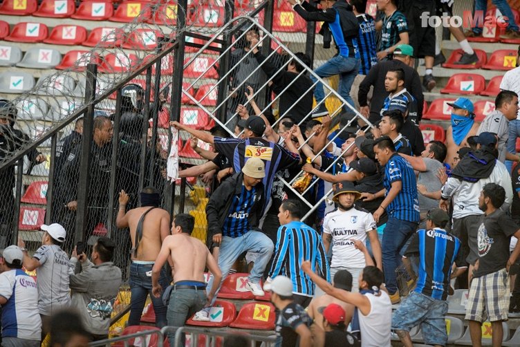 Meksika'da futbola kan bulaştı! Queretaro-Atlas maçında ortalık savaş alanına döndü