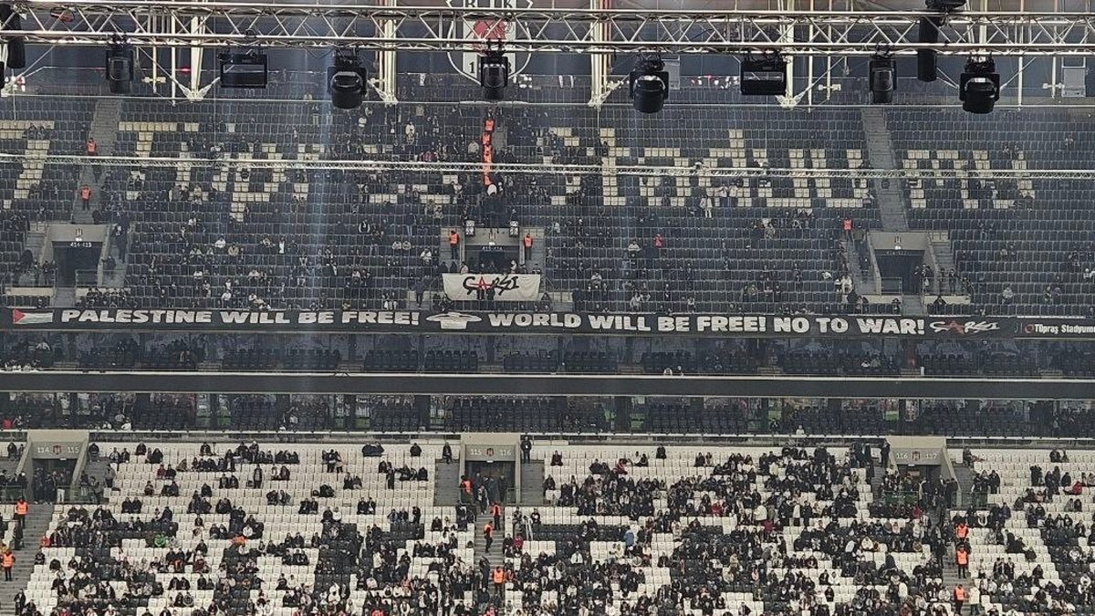 Beşiktaş tribünlerinden Filistin pankartı!