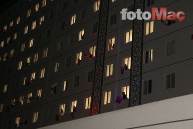Saat 21.00’de balkonlardan İstiklal Marşı okundu