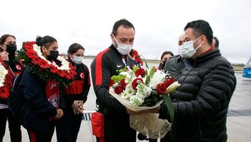 Özel sporcular Samsun'da çiçeklerle karşılandı!