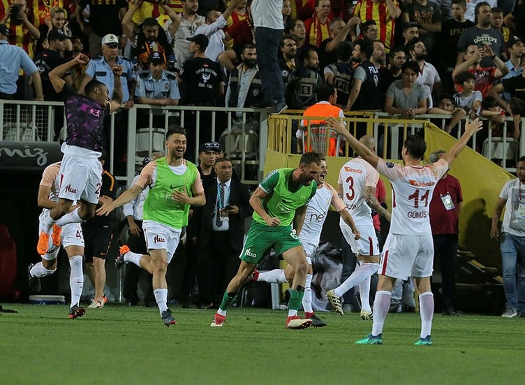 Galatasaray'ın şampiyonluk hikayesi: Tudor'dan Terim'e, Özbek'ten Cengiz'e...
