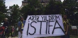 Ünlü Eyfel’de istifa pankartı