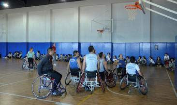 Engelli basketçiler ile öğretmenler arasında dostluk maçı