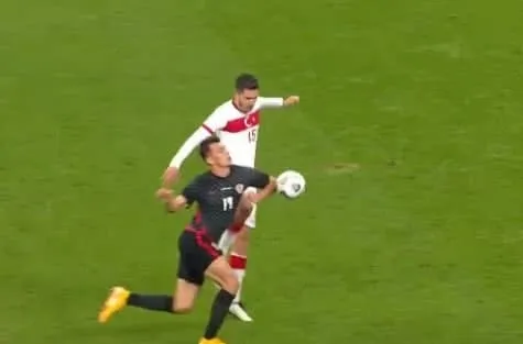Son dakika: Türkiye - Hırvatistan maçında hakem net pozisyonu görmedi! - 1