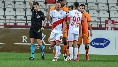 Son dakika spor haberi: Antalyaspor-Galatasaray maçında kırmızı çıktı! Podolski...