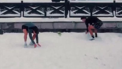 >Arda Güler ve Yiğit Efe Demir'in karda futbol keyfi