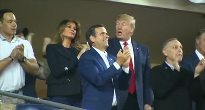 Donald Trump'ı gittiği maçta yuhaladılar!