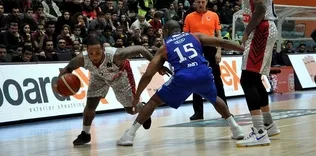 Anadolu Efes Uşak’ı deplasmanda geçti