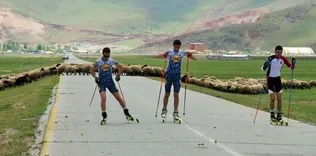 Kar yağmayınca asfaltta antrenman yaptılar
