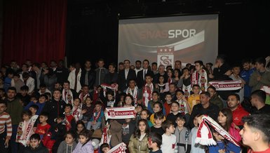 Sivasspor'da Rıza Çalımbay ve futbolcular depremzedelerle buluştu!