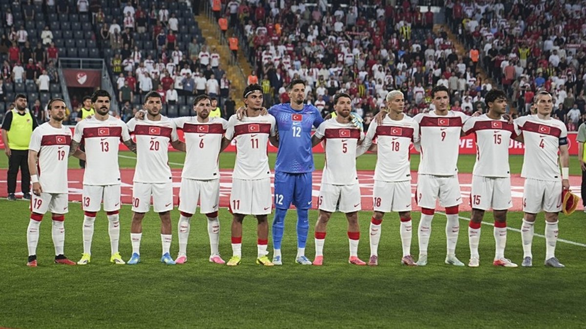 A Milli Futbol Takımımızda sakatlık! Eren Elmalı maça devam edemedi