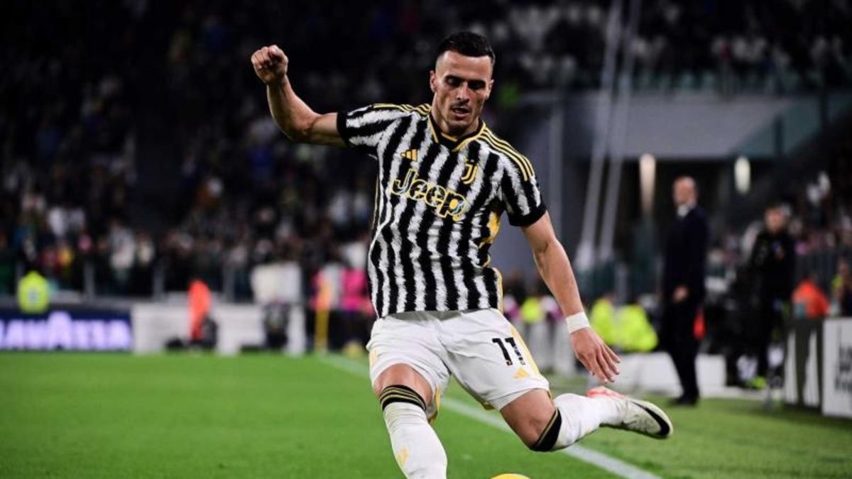 Fenerbahçe eski oyuncusu Filip Kostic'le ilgileniyor! Transferde Mourinho detayı...