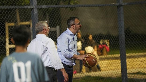 Bakan Çorum’da basket oynadı