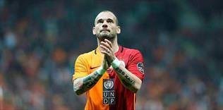 Sneijder’den Mou’ya tebrik!