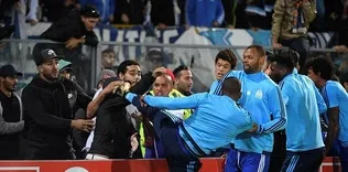 Evra’dan taraftara uçan tekme