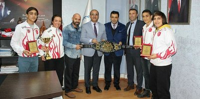 Milli sporculara plaket