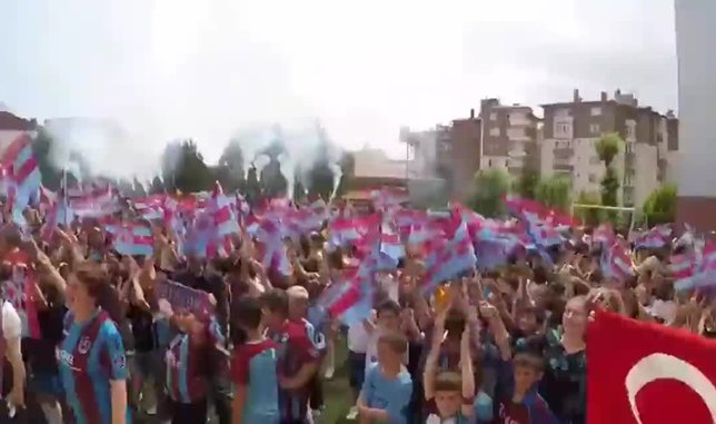 Öğrenciler karnelerini Trabzonspor formalarıyla aldılar