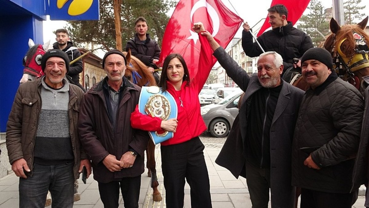 Dünya Boks Şampiyonu Turhan memleketi Bayburt’ta davul zurnayla karşılandı