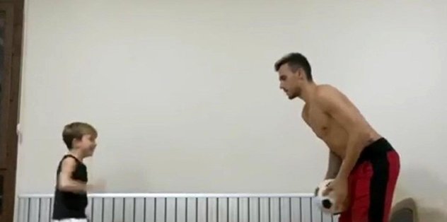 Gustavo oğluyla idman yapıyor
