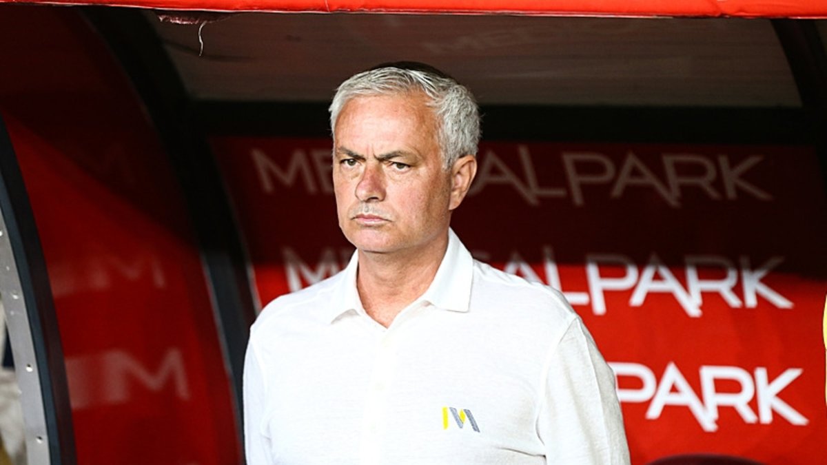 Fenerbahçe'de büyük kriz! 3 futbolcudan Mourinho'ya rest Fenerbahçe'de büyük kriz! 3 futbolcudan Mourinho'ya rest
