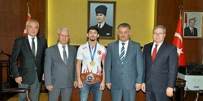 Vali Yazıcı, Dünya şampiyonu Kamal’ı ödüllendirdi