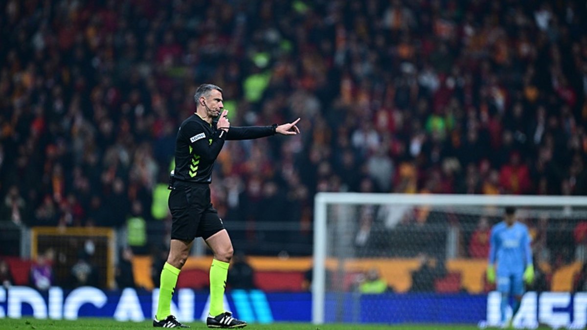 Slavko Vincic Galatasaray-Fenerbahçe derbisini durdurdu! İşte tribünlerden o görüntü Slavko Vincic Galatasaray-Fenerbahçe derbisini durdurdu! İşte tribünlerden o görüntü