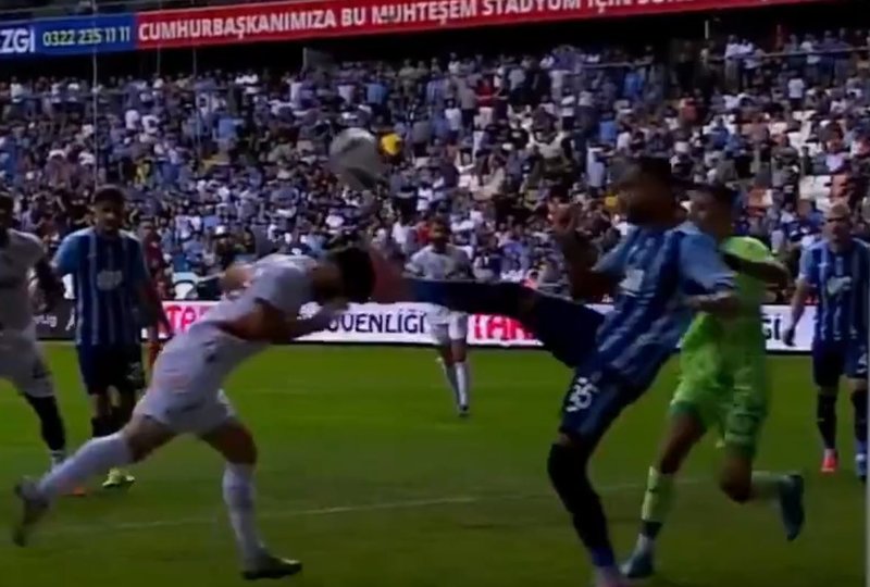 adana-demirspor-galatasaray-macinda-penalti-karari-iste-o-pozisyon-1725137201344.jpg
