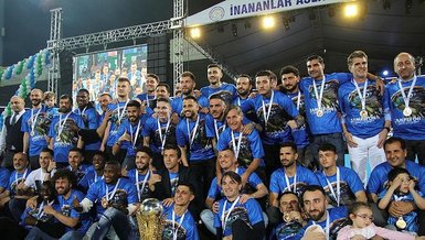 Süper Lig'e yükselen Çaykur Rizespor kupasını aldı!