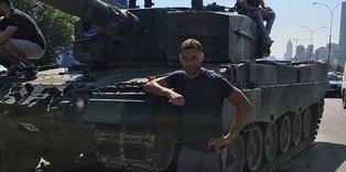 Beşiktaşlı Tosic tankın önünde poz verdi