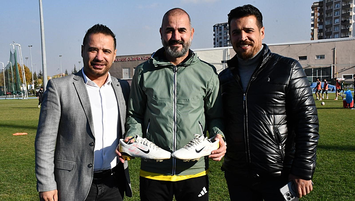 Gökhan Ünal’a sürpriz hediye