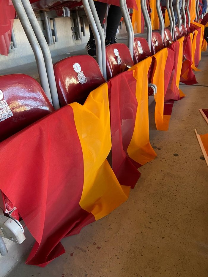galatasaray-tribunlerine-bayraklar-yerlestirildi-1777218799544.jpg