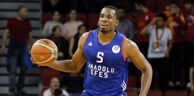 Anadolu Efes'te Derrick Brown'ın sözleşmesi uzatıldı