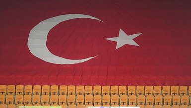 Tribünde dev Türk bayrağı