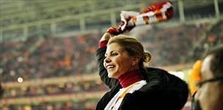 Başkanın eşi tribünleri selamladı