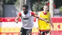 Yeni sağ bek Sekidika