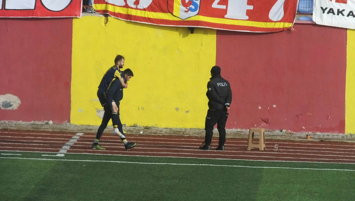 Sakatlanan takım arkadaşını sırtında taşıdı