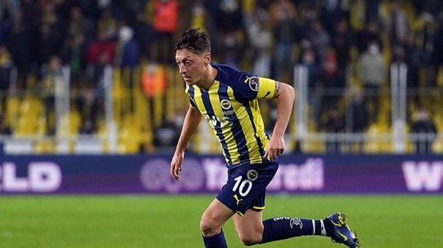 Komutan Mesut Özil